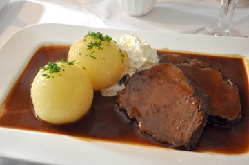 Thüringer Klöße mit Sauerbraten und Soße