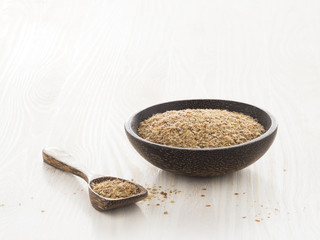 Leinsamen geschrotet (Linum usitatissimum), Holzschale