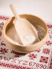 Holzschüssel mit selbst gemahlenem Vollkornmehl