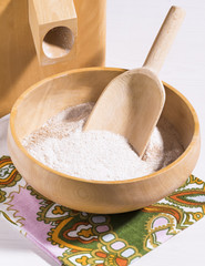 Getreidemühle, Holzschüssel, Mehlschaufel aus Holz