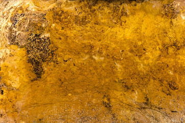 Mauer mit gelb orange braun Verputz