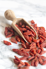 Goji-Beeren mit Holzschaufel