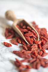 Goji-Beeren mit Holzschaufel