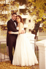 Naklejka premium Bride and groom on autumn day