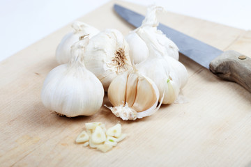 Knoblauch geschnitten auf rustikalem Holzbrett