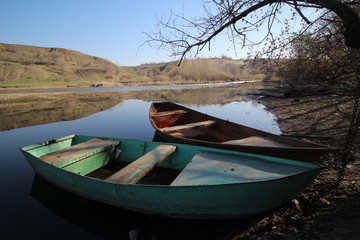 Две лодки на берегу реки