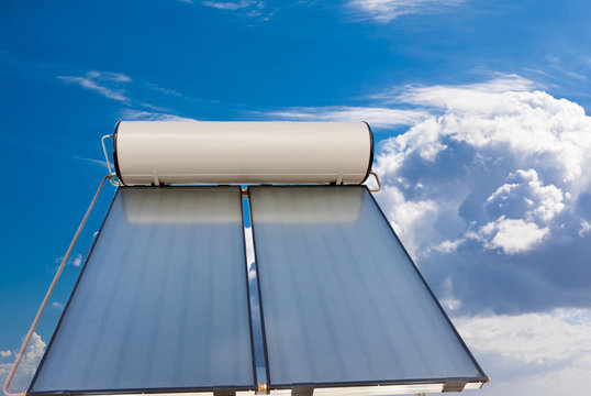 chauffe eau solaire sur fond de ciel