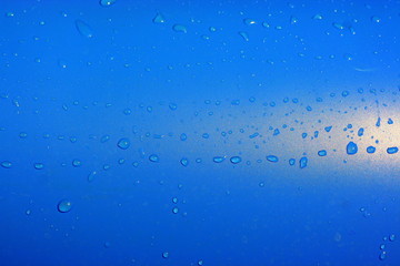 Wassertropfen auf blauem Untergrund