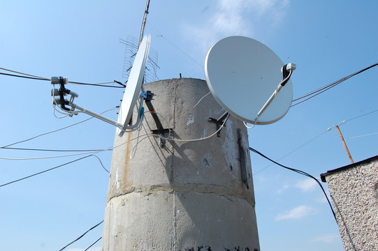 Telecommunication antenna on the roof