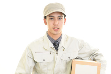 荷物を運ぶ笑顔の男性