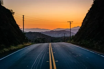 Photo sur Plexiglas Los Angeles Sunset over distant mountains and Escondido Canyon Road, in Agua