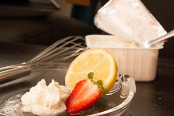   frische Erdbeeren mit Quark und Zitrone lecker und gesund