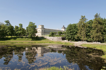 Fototapeta na wymiar Gatchina's castle near a pond