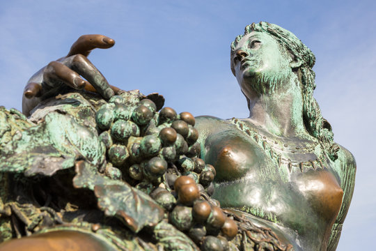 Bronzeskulptur am Neptunbrunnen auf dem Alexanderplatz, Berlin