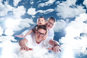 Familie fliegt über den Wolken Porträt