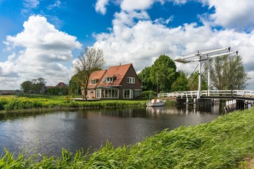 Obraz premium House next to the channel