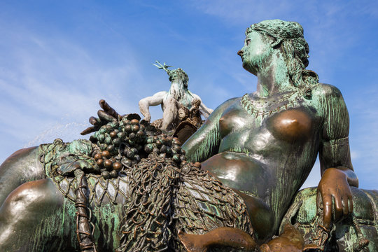 Neptunbrunnen auf dem Alexanderplatz in Berlin, Deutschland