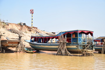 Aufgebocktes Fährboot