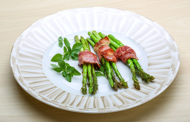 Grilled asparagus with bacon