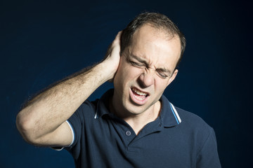 Hombre con dolor de oído