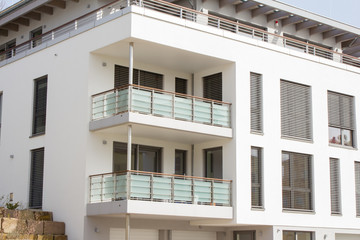 Modernes Wohnhaus mit Balkon