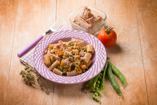 pasta with tuna tomatoes and green peas