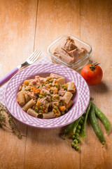 pasta with tuna tomatoes and green peas