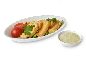 куриное филе в кляре с овощами зеленью и соусом