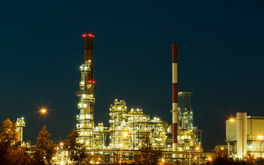 Naklejka premium Night view of the refinery petrochemical plant