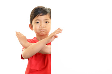 禁止の意思表示をする男の子