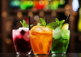 Crédence de cuisine en verre imprimé Cocktail Verres de cocktails sur fond de bar