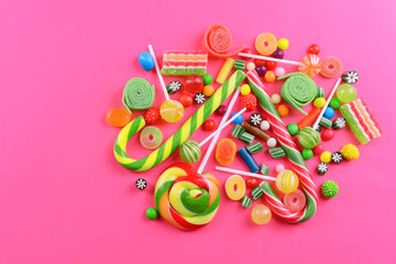 Fototapeta premium Colorful candies on pink background