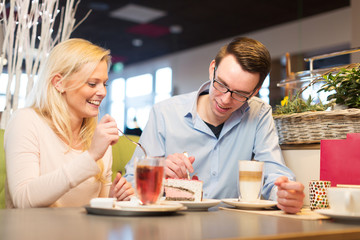 Pärchen trifft sich im Café