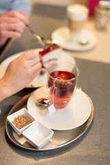 Tasse Tee im Café