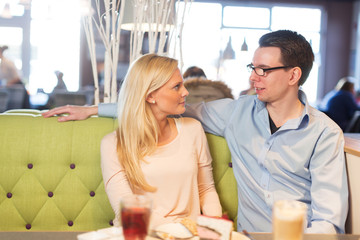 Pärchen trifft sich im Café