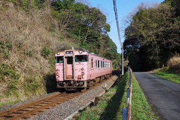 Obraz premium 一両の列車と田舎道