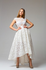 Naklejka premium Young woman in a white dress