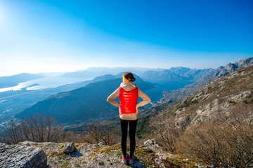 Obraz premium Sport woman on the top of mountain