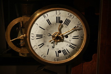 gold antique mantle clock