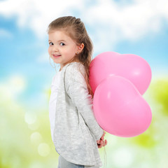 Kind mit Herzluftballon