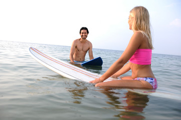 Surfendes Paar