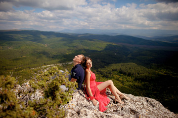Naklejka na ściany i meble couple in love on the edge of the mountain