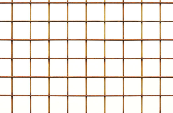 Rostiges Baustahlgitter als Freisteller vor weißem Hintergrund