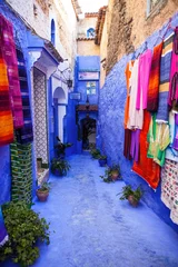 Straße mit bunter Kleidung, Chefchaouen, Marokko © vladislav333222