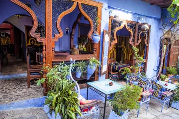 Zelfklevend Fotobehang mooie zitplaatsen buiten, Chefchaouen, Marokko © vladislav333222