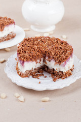 Vanilla cheesecake with crumbs
