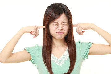 Fototapeta premium 騒音に困る女性