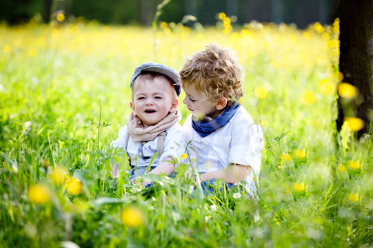 Kinder Auf Der Wiese