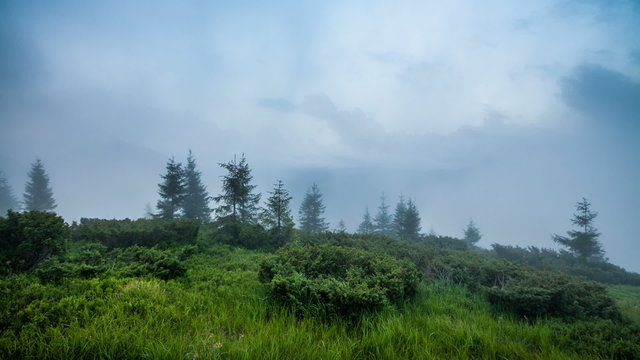 Cloudes overpassing mountain chain