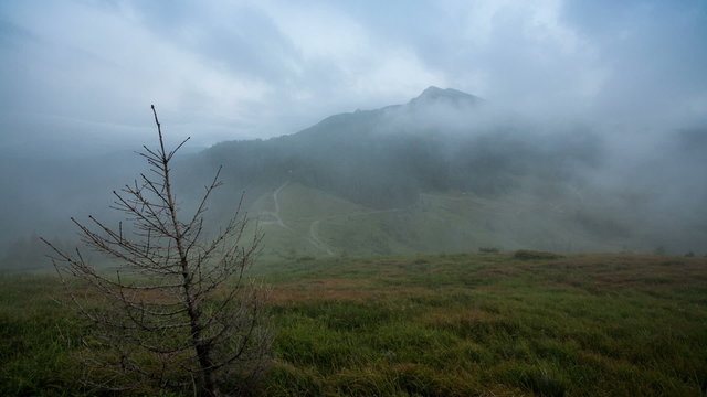 Cloudes overpassing mountain chain